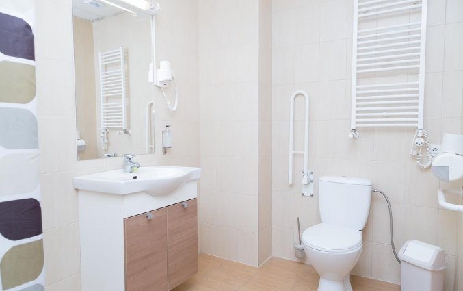 Aangepaste badkamer voor gehandicapten mensen in hotel Corner stedentrip Vilnius