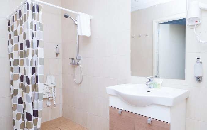 Badkamer voor gehandicapte mensen in hotel Corner stedentrip Vilnius