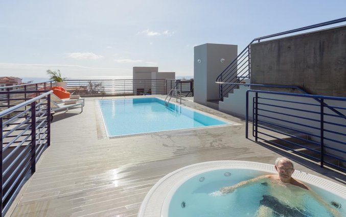 Dakterras met zwembad en jacuzzi van Hotel Terrace Mar Suite op Madeira