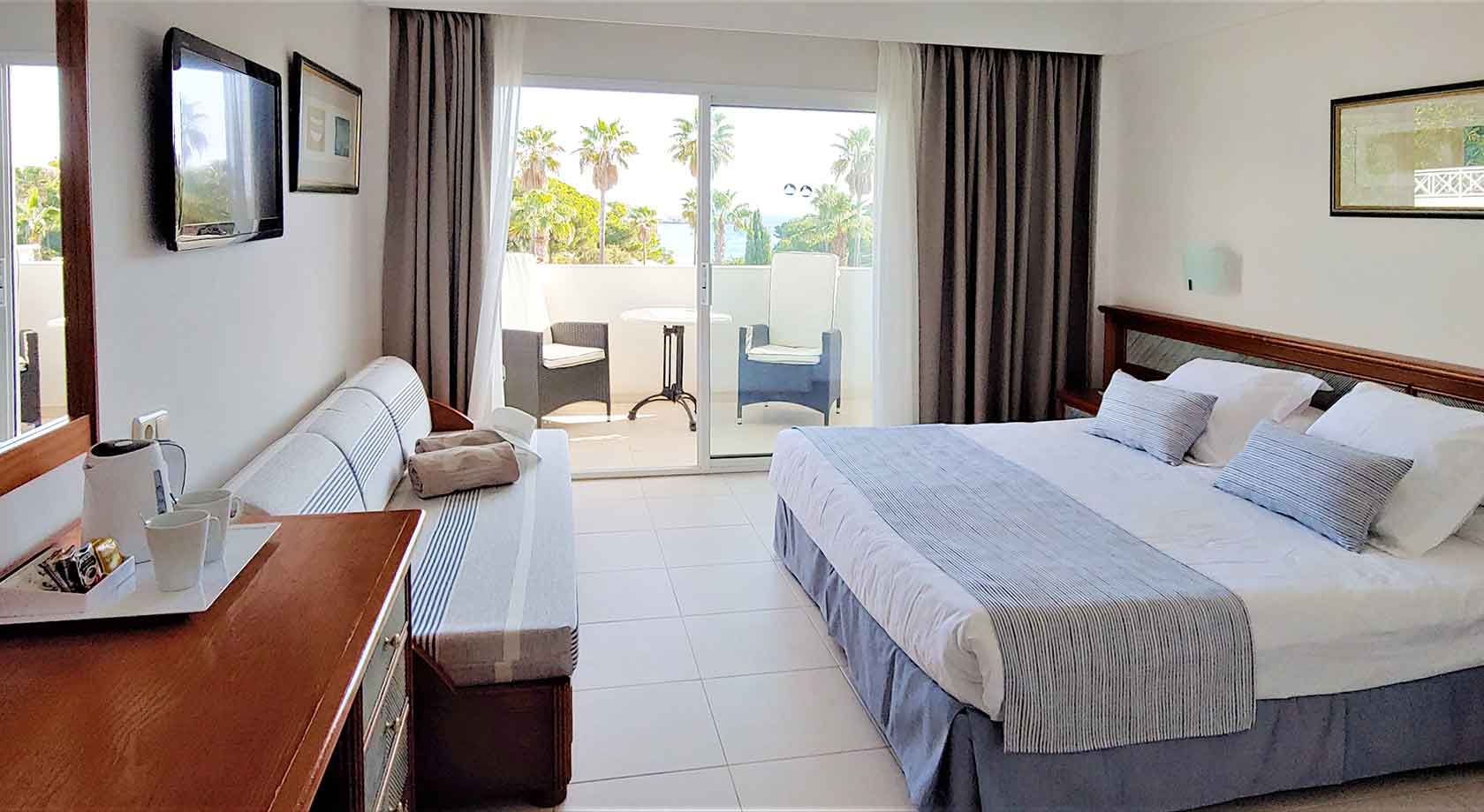 Zwembad en zonneterras