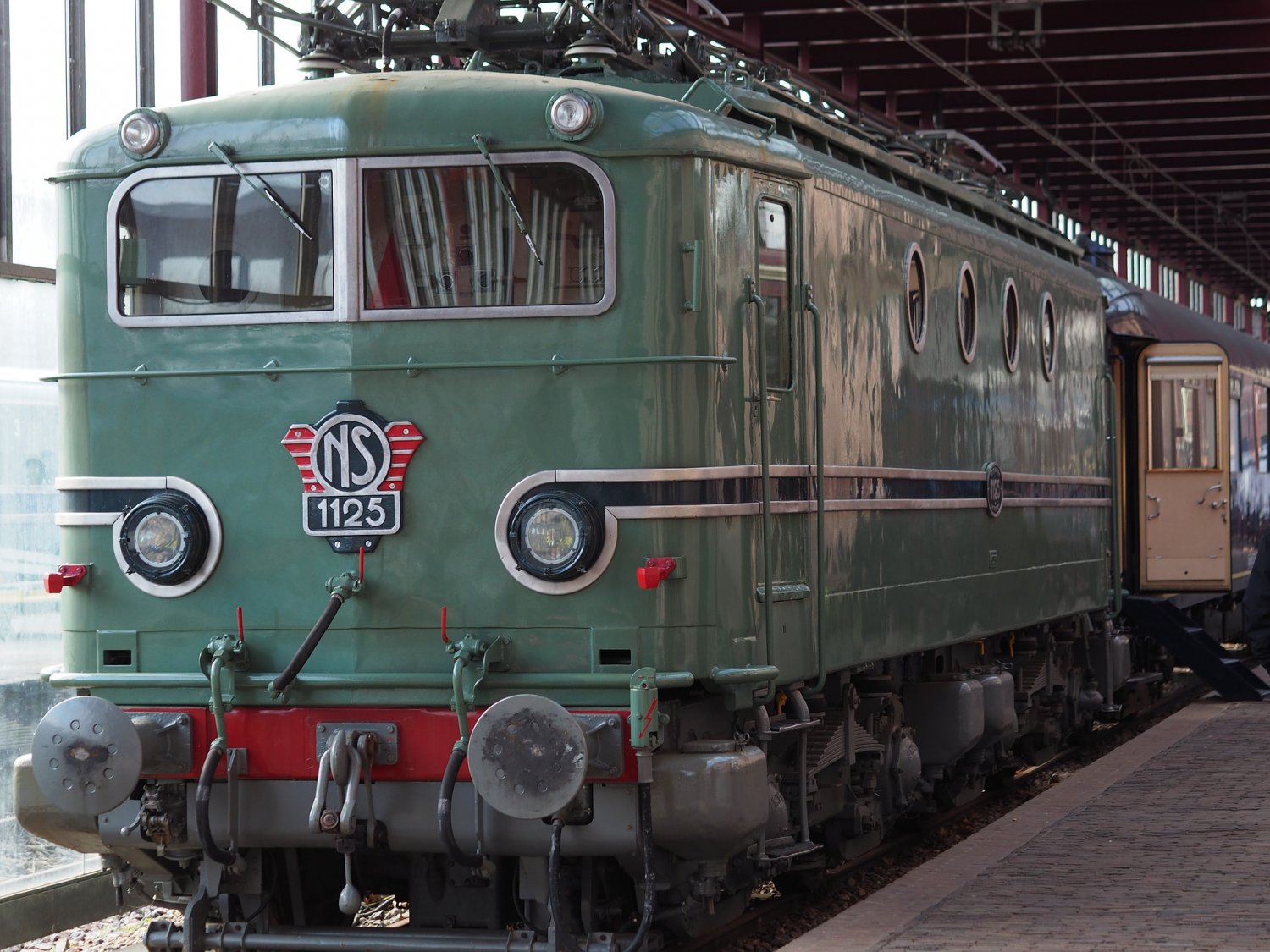 train-3514946_1920