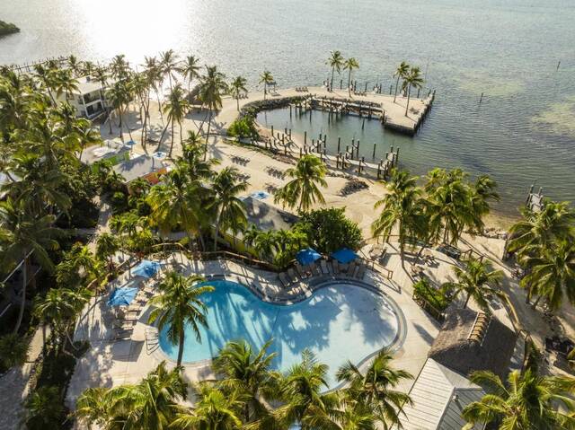 Zwembad van La Siesta Resort met uitzicht op de baai