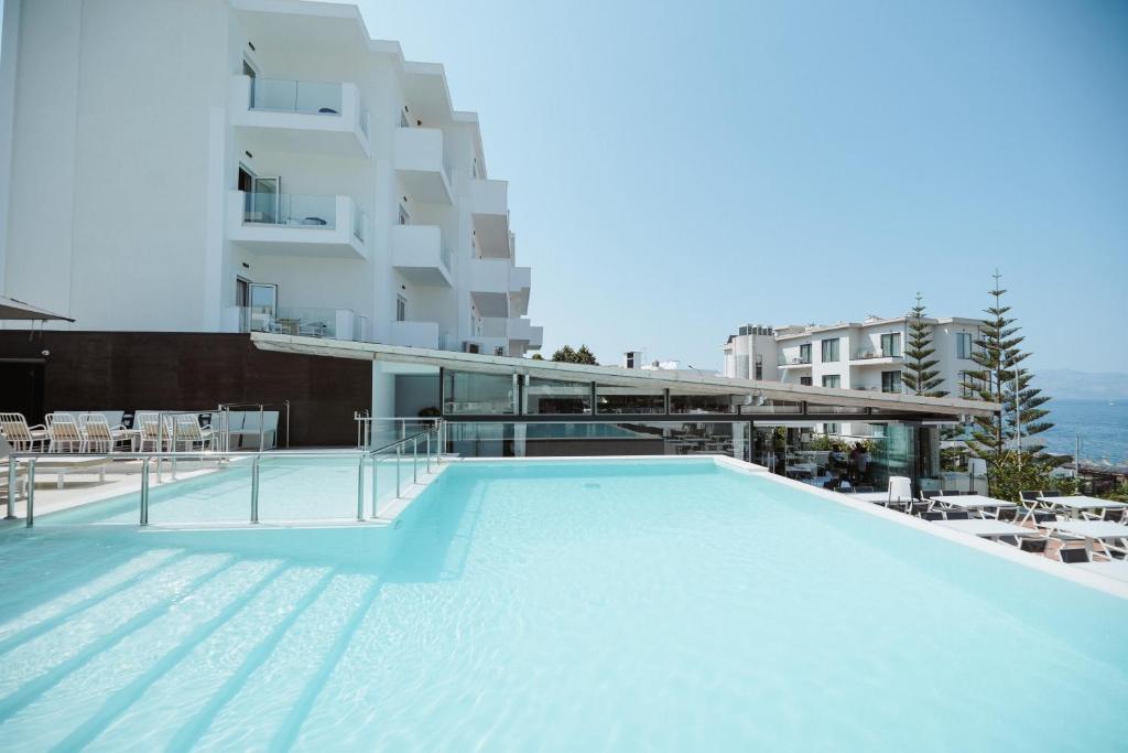 Hotel Agimi – buitenzwembad en ligbedden