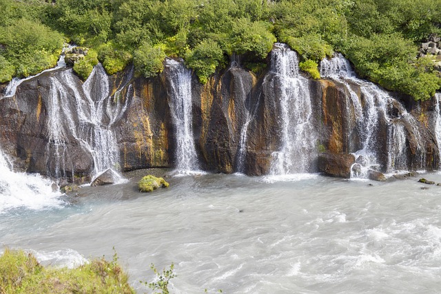 Barnafoss met smalle doorgang