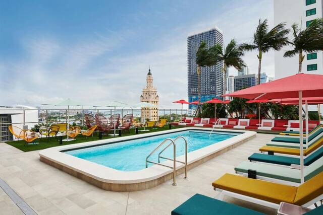Dakterras met zwembad van citizenM Miami
