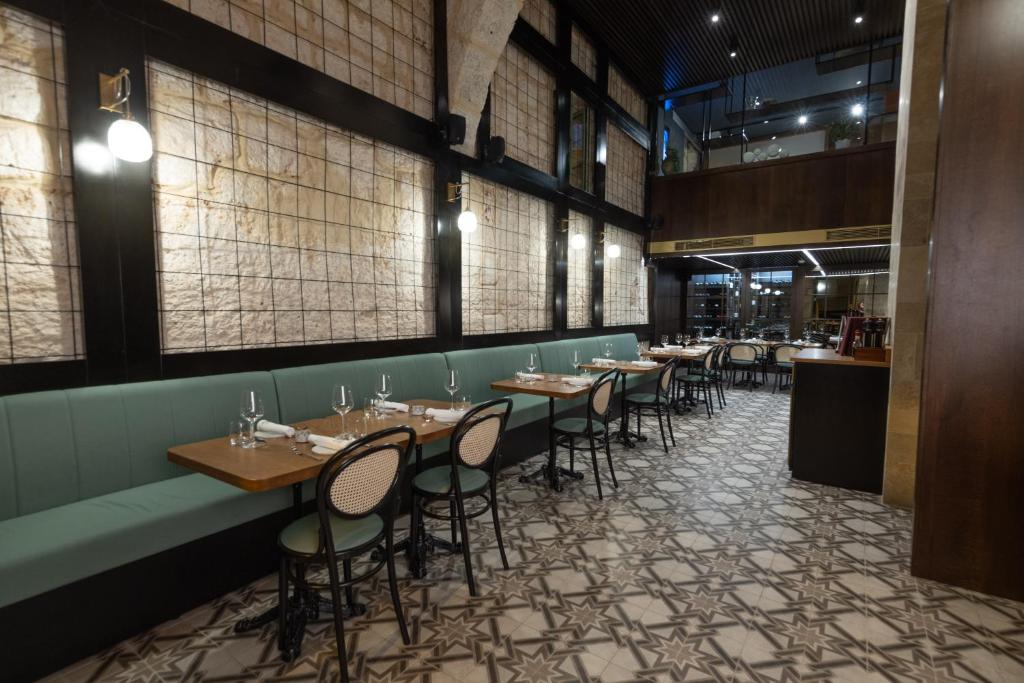 Rooftop splash pool met ligbedden