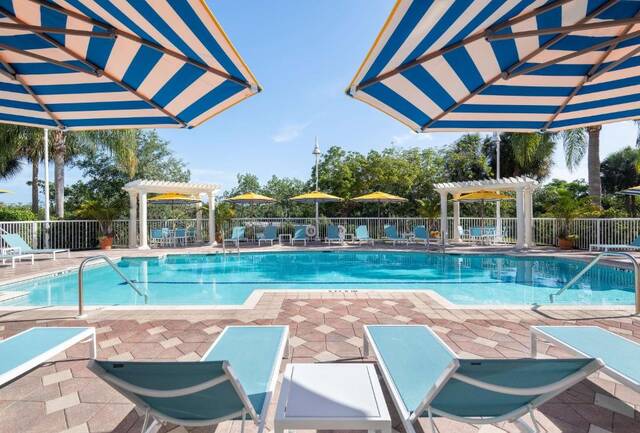 Zwembad van DoubleTree Suites Naples
