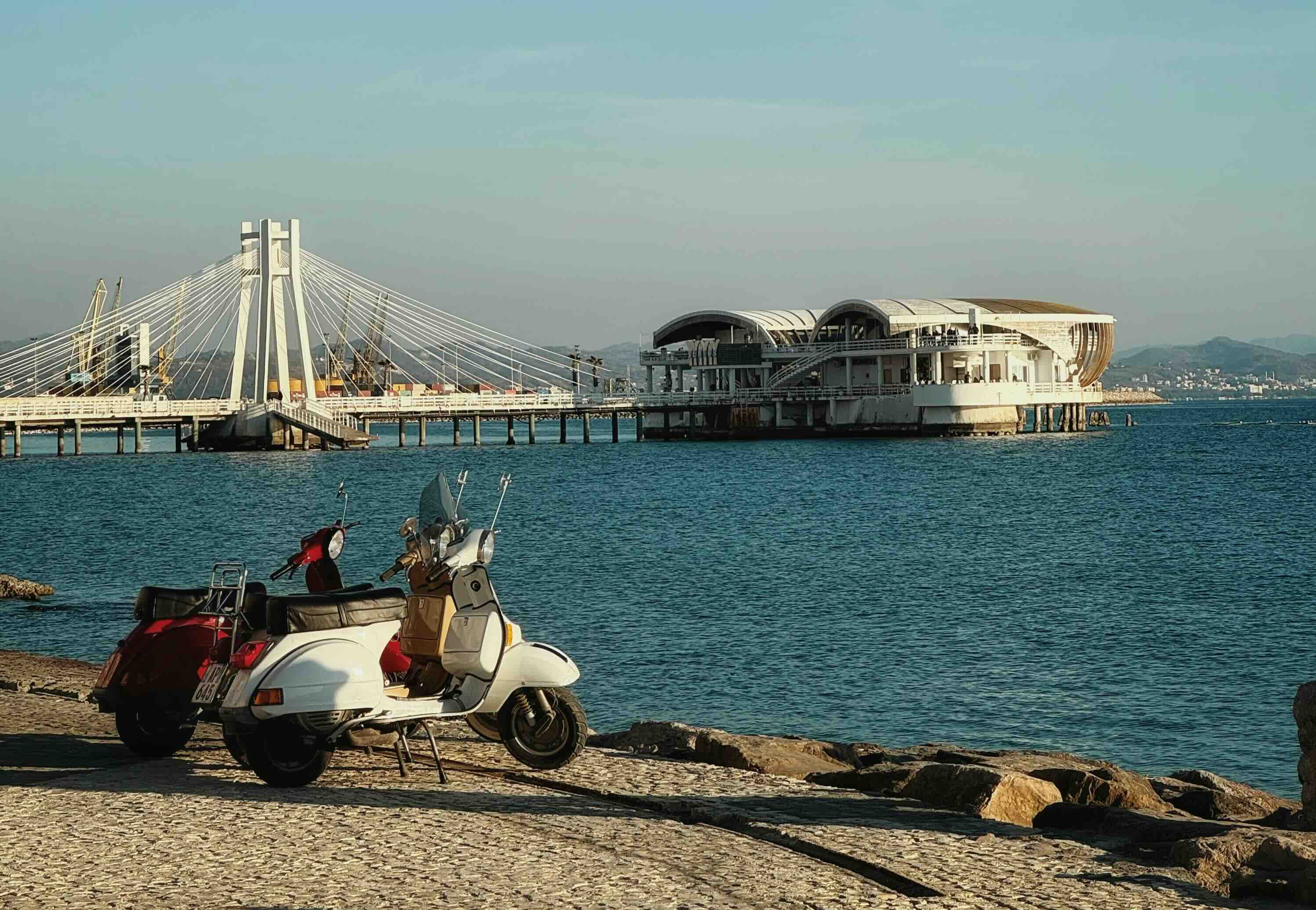 Laatste blik op de boulevard van Durrës