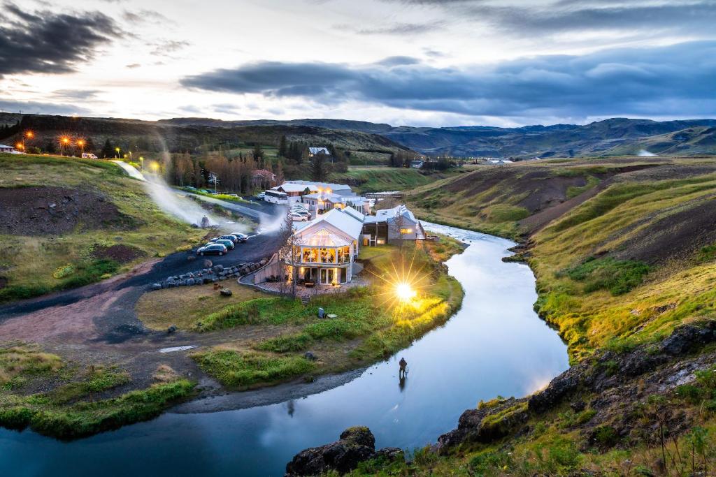 Frost & Fire Hotel met rivier en bergen