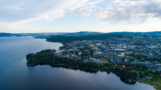 Zicht op Hamar en het Mj&oslash;sa-meer