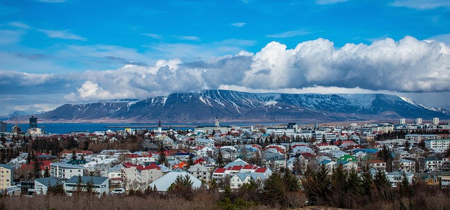 Weg door lavavelden tussen KEF en Reykjav&iacute;k