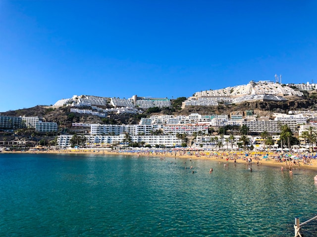Promenade en lavastrand bij San Agustín