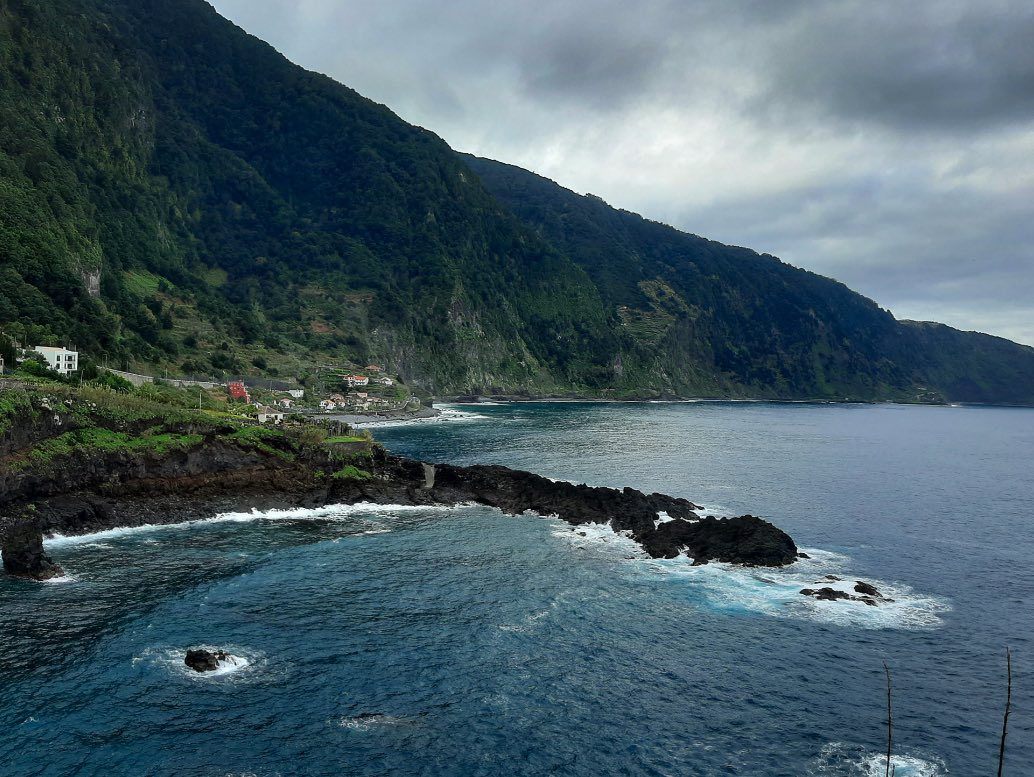 Zwart zandstrand van Seixal
