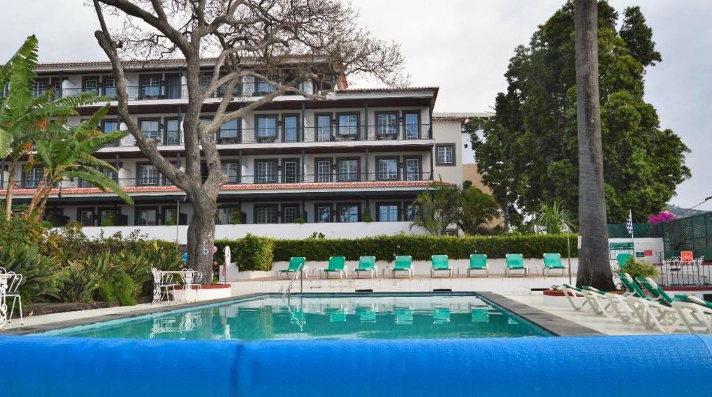 Buitenbad met uitzicht op zee