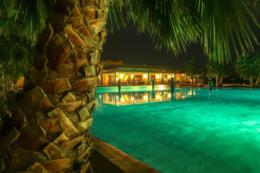 Masseria Luciagiovanni &ndash; avond bij het zwembad