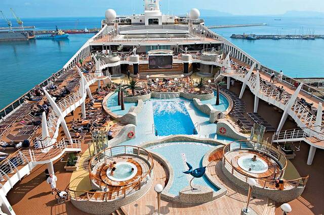Zwembaddek van de MSC World America