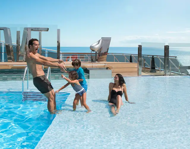 Zwembad aan boord van de MSC World America
