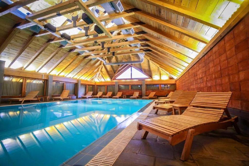 Overdekt zwembad met ligstoelen