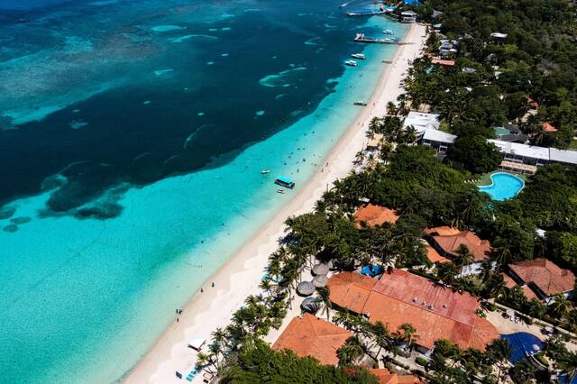 Strand op Roatán, Honduras