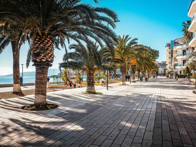 Strand en haven van Sarandë