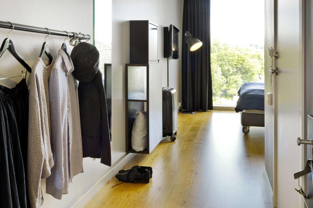 Moderne kamer met houten vloer