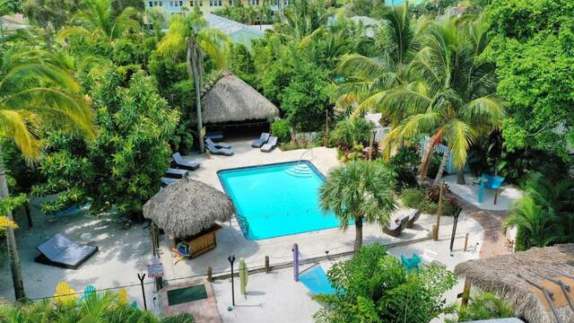 Siesta Key Palms Resort met zwembad tussen de palmen