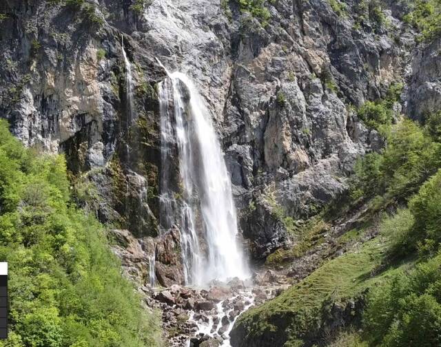 Grunas-waterval bij Theth