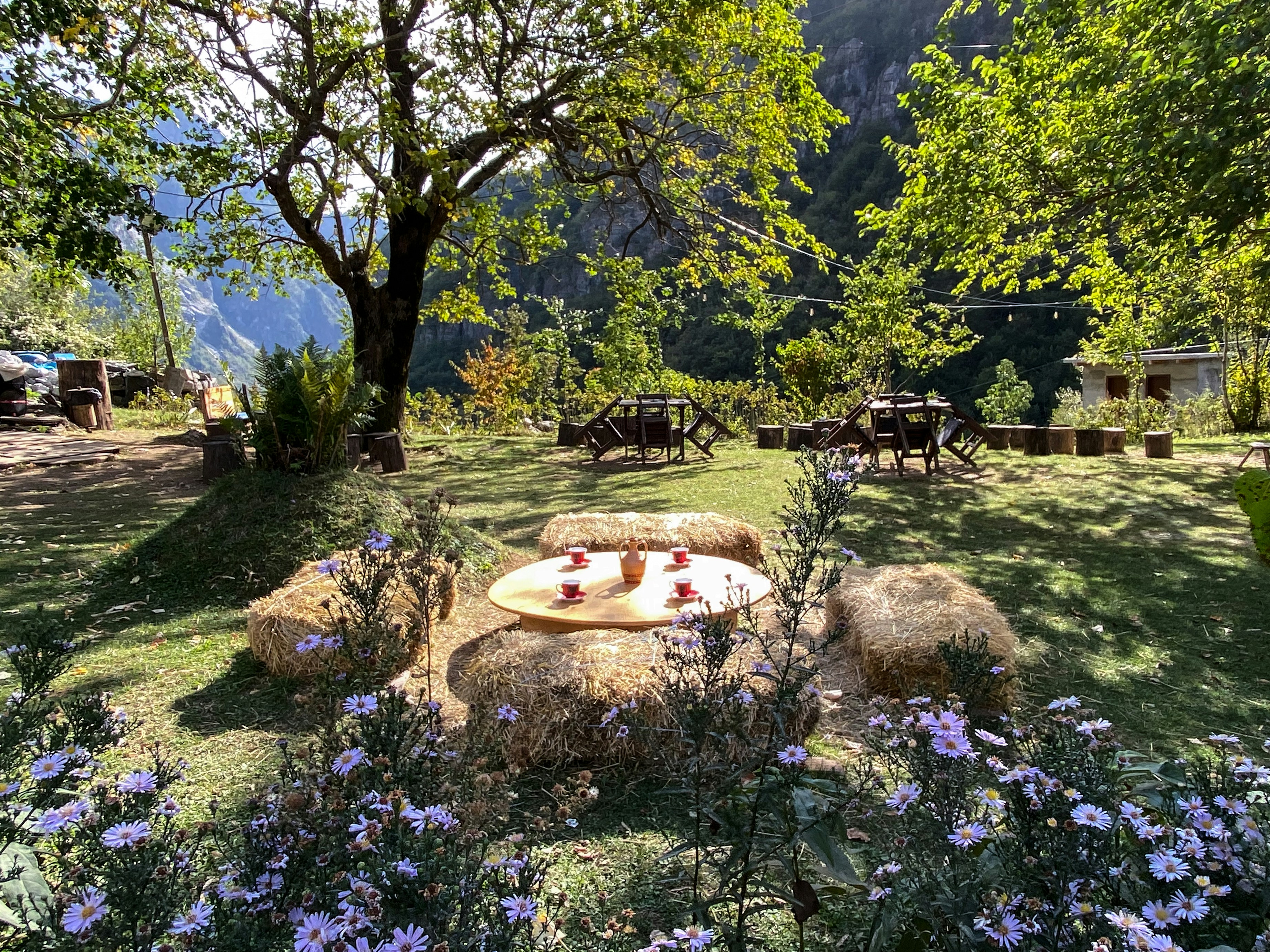 Kerk van Theth in groen dal