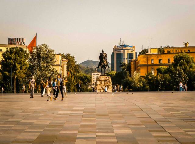 Tirana met stadszicht bij aankomst