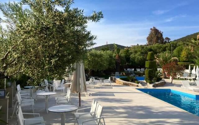 Zwembad met zonneterras van Hotel Glavas Inn op Chalkidiki