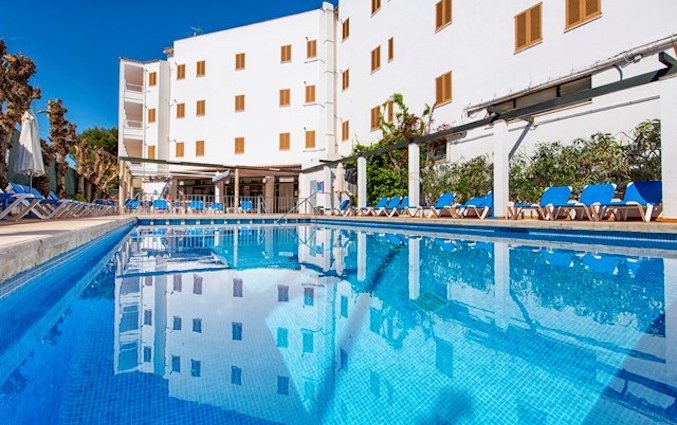 Zwembad en buitenaanzicht van Appartementen Arcos Playa Mallorca