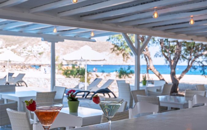 Buitenterras van hotel Sunrise Beach op Mykonos