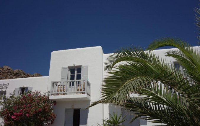 Voorkant met balkon van hotel Sunrise Beach op Mykonos