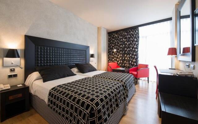Tweepersoonskamer met tweepersoonsbed in hotel Salles Malaga Centro in Malaga