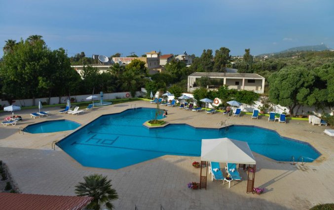 Zwembad van hotel Happy Days op Rhodos