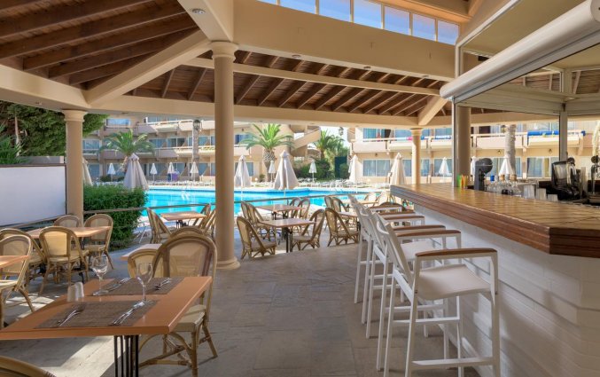 Terras bij het zwembad van Resort Complex Sun Beach op Rhodos