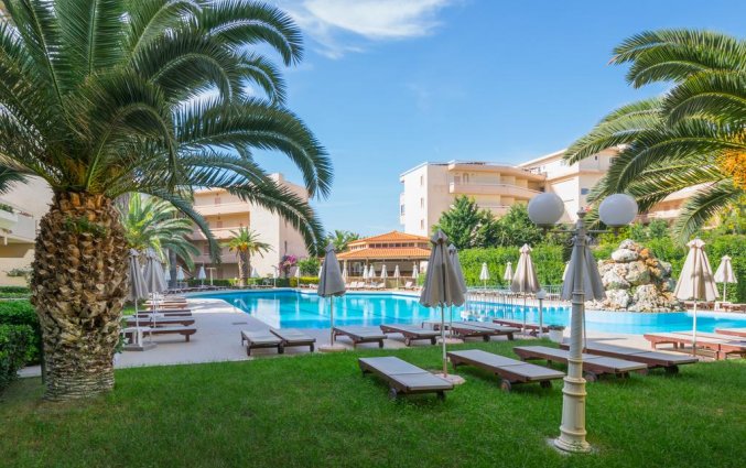 Zwembad en ligbadden van Resort Complex Sun Beach op Rhodos