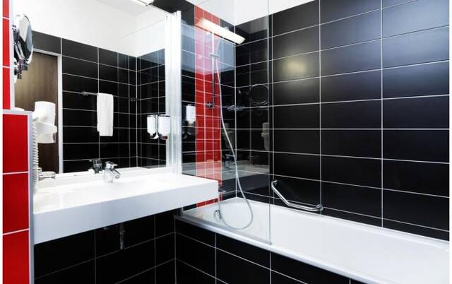 Badkamer van een standaardkamer van hotel Best Western Plus Amedia Wien in Wenen