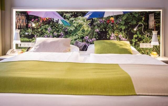 Tweepersoonsbed in standaard kamer van hotel Boutique Stadthalle in Wenen
