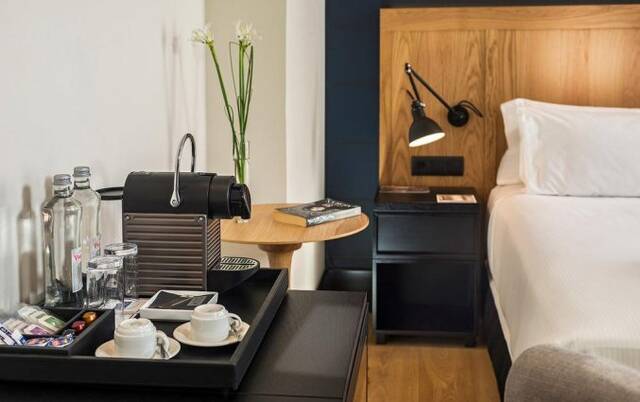 Tweepersoonskamer met tweepersoonsbed van Hotel H10 Puerta de Alcala in Madrid