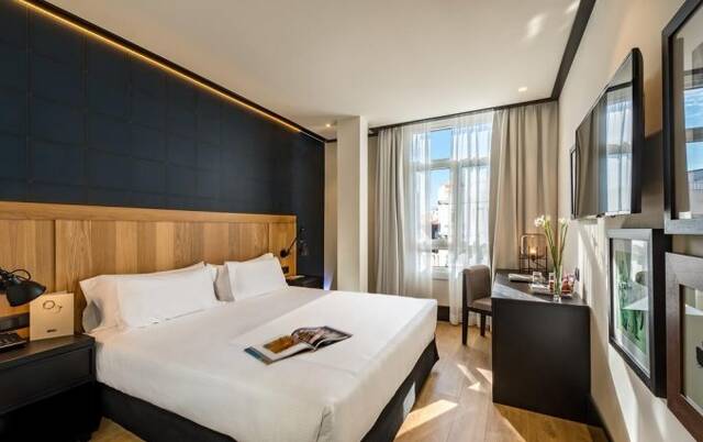 Tweepersoonskamer met tweepersoonsbed van Hotel H10 Puerta de Alcala in Madrid