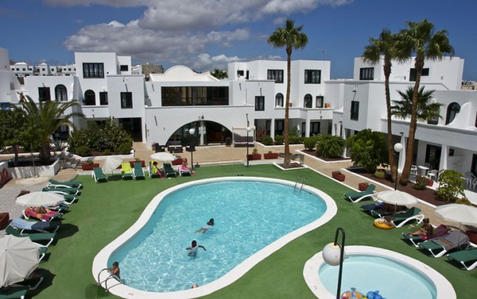 Het zwembad met zonneterras van Apartamentos Sol Lanzarote