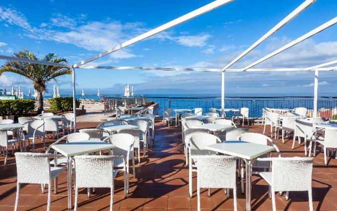 Terras van een restaurant van Hotel Landmar Costa los Gigantes op Tenerife