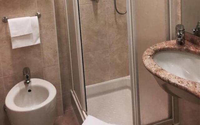 Badkamer van een tweepersoonskamer van hotel Astoria in Milaan