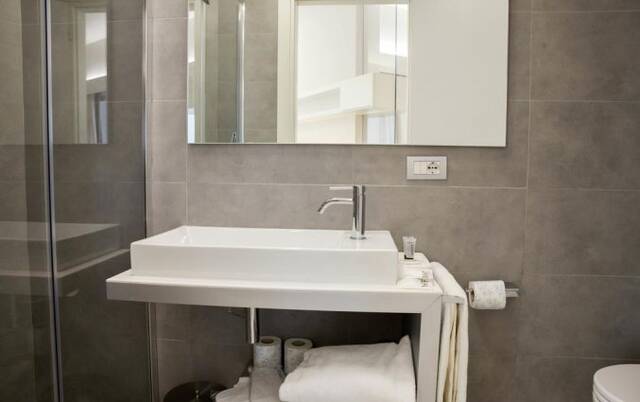 Badkamer van een tweepersoonskamer van Aparthotel lungoteversuite in Rome