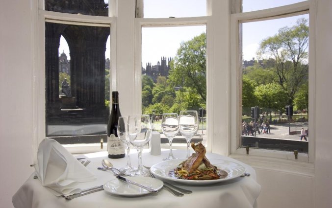 Tafel in restaurant van Hotel Old Waverley in Edinburgh