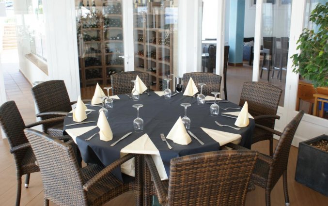 Tafel van restaurant bij Aparthotel Vistamar op Menorca