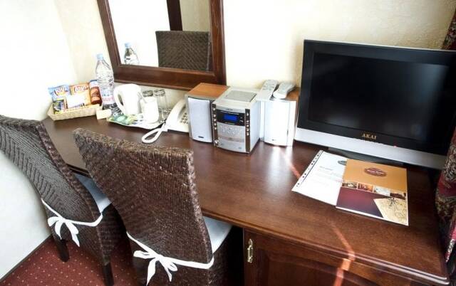 Zitgedeelte met koffie- en theevoorzieningen in Hotel Monte Kristo in Riga