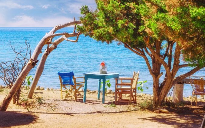 Tafel met stoeltjes aan zee zakynthos