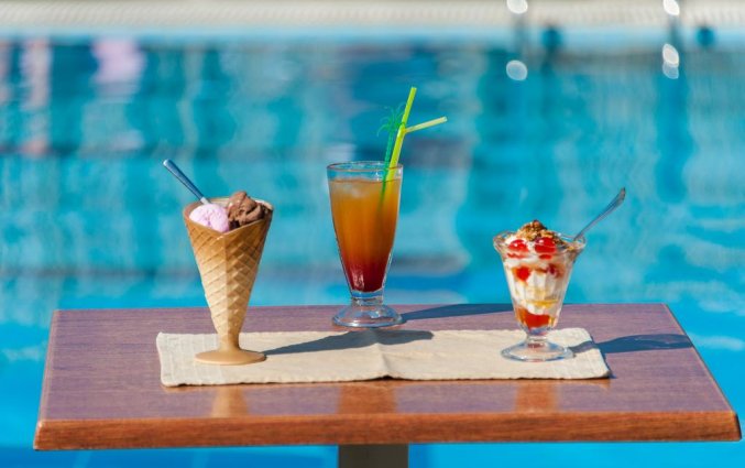 Terras aan het zwembad van Hotel Zante Nest op Zakynthos